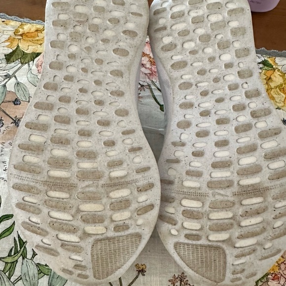 Nike Women's White Athletic Shoes - Picture 6 of 6